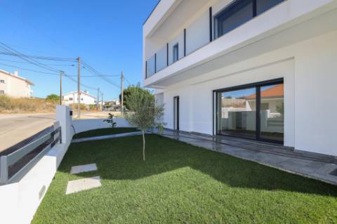 Moradia Isolada com Piscina na Sobreda da Caparica