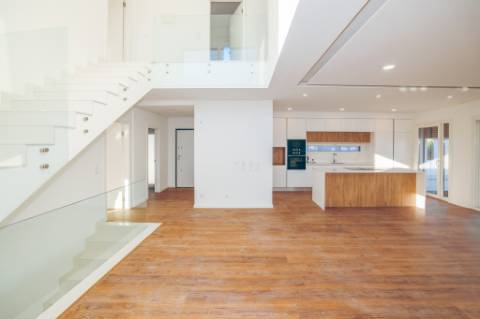 Moradia Isolada com Piscina na Sobreda da Caparica