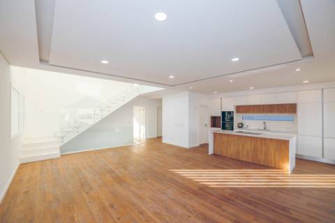 Moradia Isolada com Piscina na Sobreda da Caparica