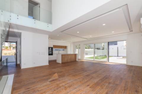 Moradia Isolada com Piscina na Sobreda da Caparica