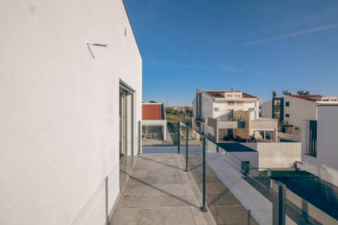 Moradia Isolada com Piscina na Sobreda da Caparica