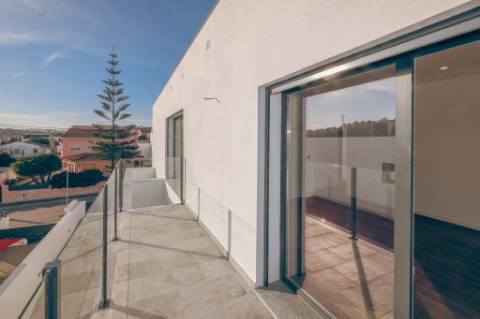 Moradia Isolada com Piscina na Sobreda da Caparica