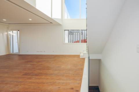 Moradia Isolada com Piscina na Sobreda da Caparica