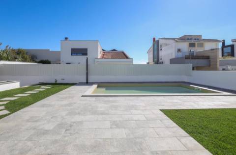 Moradia Isolada com Piscina na Sobreda da Caparica