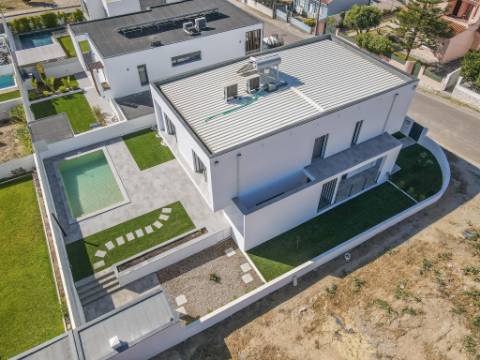 Moradia Isolada com Piscina na Sobreda da Caparica