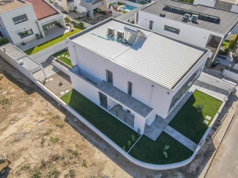 Moradia Isolada com Piscina na Sobreda da Caparica