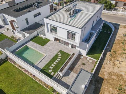 Moradia Isolada com Piscina na Sobreda da Caparica