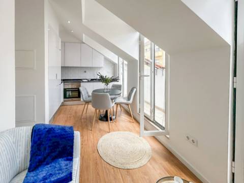 T2 em São Vicente, com vista rio, perto do Campo de Santa Clara, do Panteão Nacional, de Santa Apolónia. Pronto a entrar!