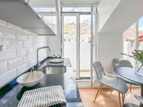 T2 em São Vicente, com vista rio, perto do Campo de Santa Clara, do Panteão Nacional, de Santa Apolónia. Pronto a entrar!