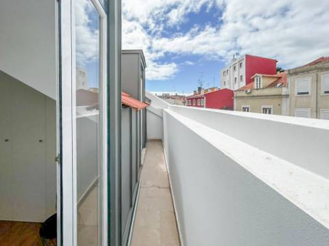 T2 em São Vicente, com vista rio, perto do Campo de Santa Clara, do Panteão Nacional, de Santa Apolónia. Pronto a entrar!