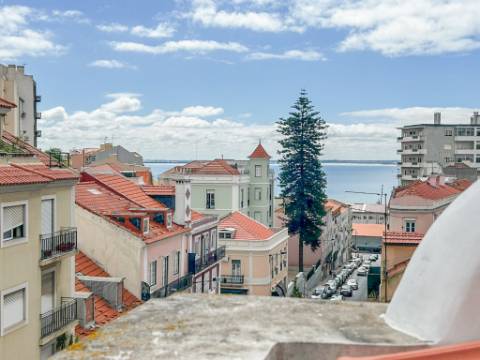 T2 em São Vicente, com vista rio, perto do Campo de Santa Clara, do Panteão Nacional, de Santa Apolónia. Pronto a entrar!