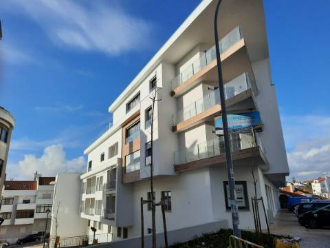 Loja Ampla com dois pisos 299m2- Queijas