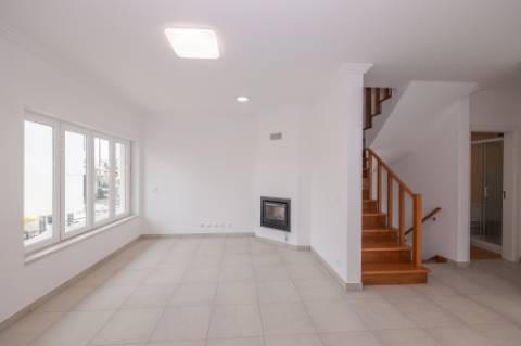 Moradia T3 +1 com garagem box e terraço na Ericeira a 10 mn a pé da praia
