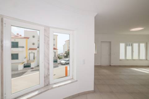 Moradia T3 +1 com garagem box e terraço na Ericeira a 10 mn a pé da praia
