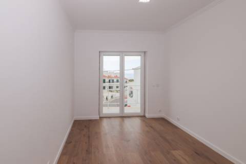 Moradia T3 +1 com garagem box e terraço na Ericeira a 10 mn a pé da praia
