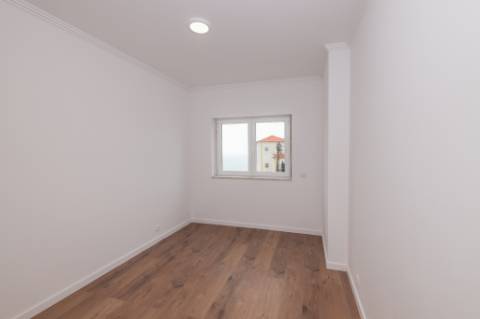 Moradia T3 +1 com garagem box e terraço na Ericeira a 10 mn a pé da praia
