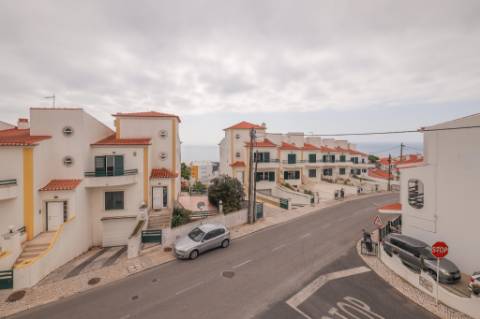 Moradia T3 +1 com garagem box e terraço na Ericeira a 10 mn a pé da praia
