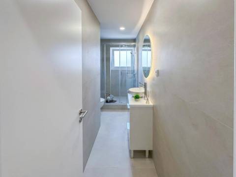 Apartamento T3 remodelado em Benfica, Lisboa
