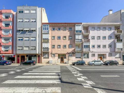 Apartamento T3 remodelado em Benfica, Lisboa