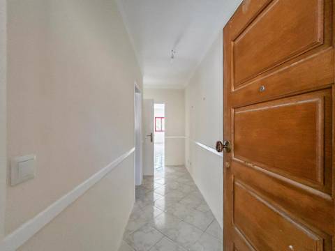 Apartamento T1 com varanda junto à Praia do Magoito