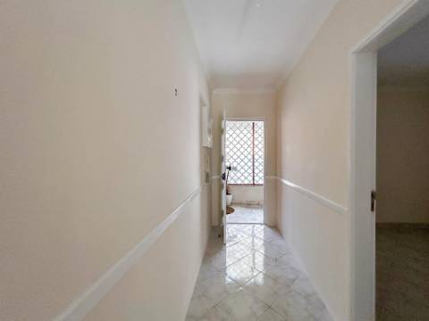 Apartamento T1 com varanda junto à Praia do Magoito