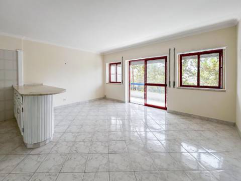 Apartamento T1 com varanda junto à Praia do Magoito