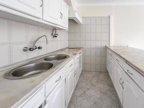 Apartamento T1 com varanda junto à Praia do Magoito