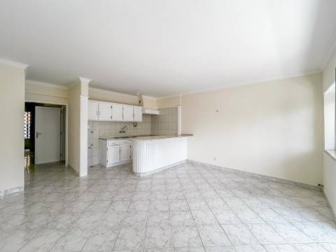 Apartamento T1 com varanda junto à Praia do Magoito