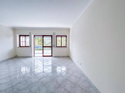 Apartamento T1 com varanda junto à Praia do Magoito