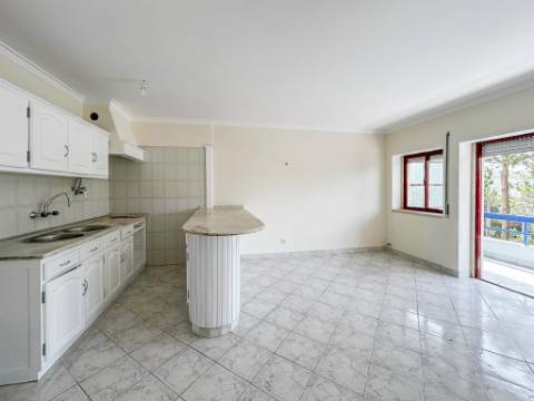 Apartamento T1 com varanda junto à Praia do Magoito