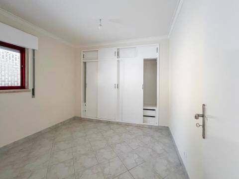 Apartamento T1 com varanda junto à Praia do Magoito