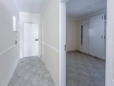 Apartamento T1 com varanda junto à Praia do Magoito