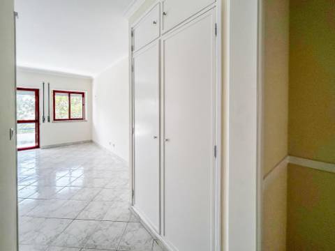 Apartamento T1 com varanda junto à Praia do Magoito
