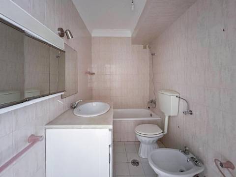 Apartamento T1 com varanda junto à Praia do Magoito