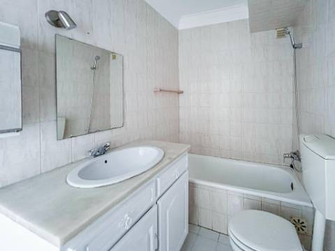 Apartamento T1 com varanda junto à Praia do Magoito