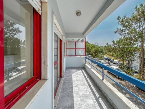 Apartamento T1 com varanda junto à Praia do Magoito