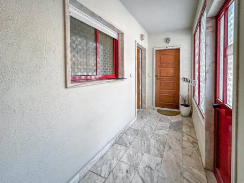 Apartamento T1 com varanda junto à Praia do Magoito