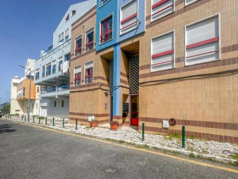 Apartamento T1 com varanda junto à Praia do Magoito