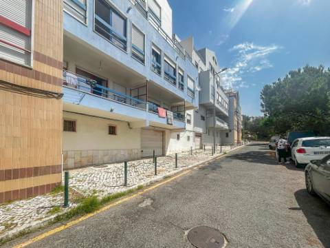 Apartamento T1 com varanda junto à Praia do Magoito