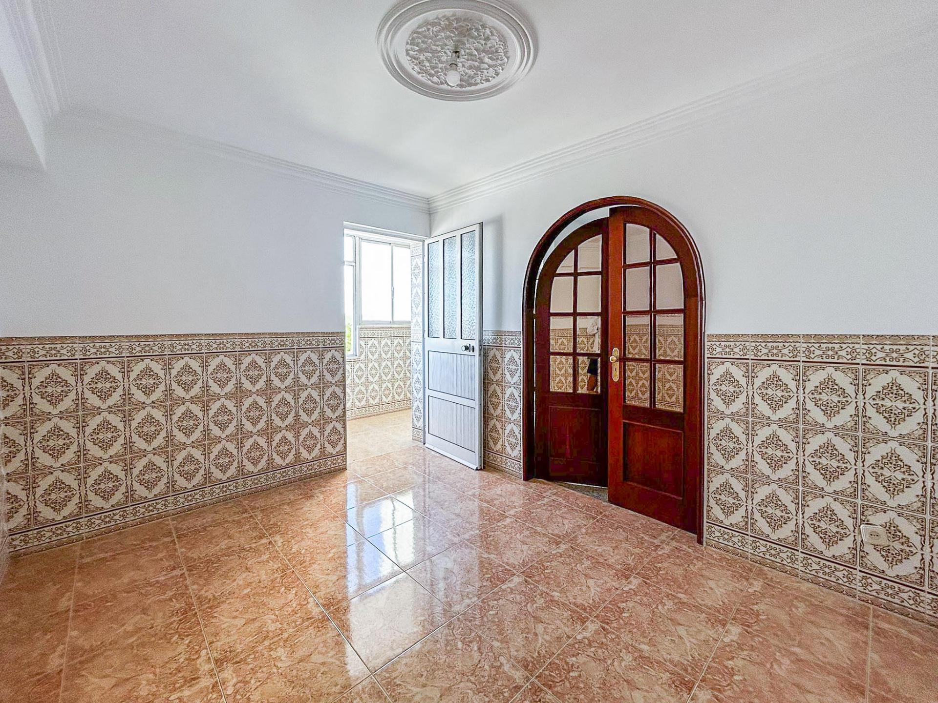 Apartamento T3 com vista desafogada em Monte Abraão, Sintra