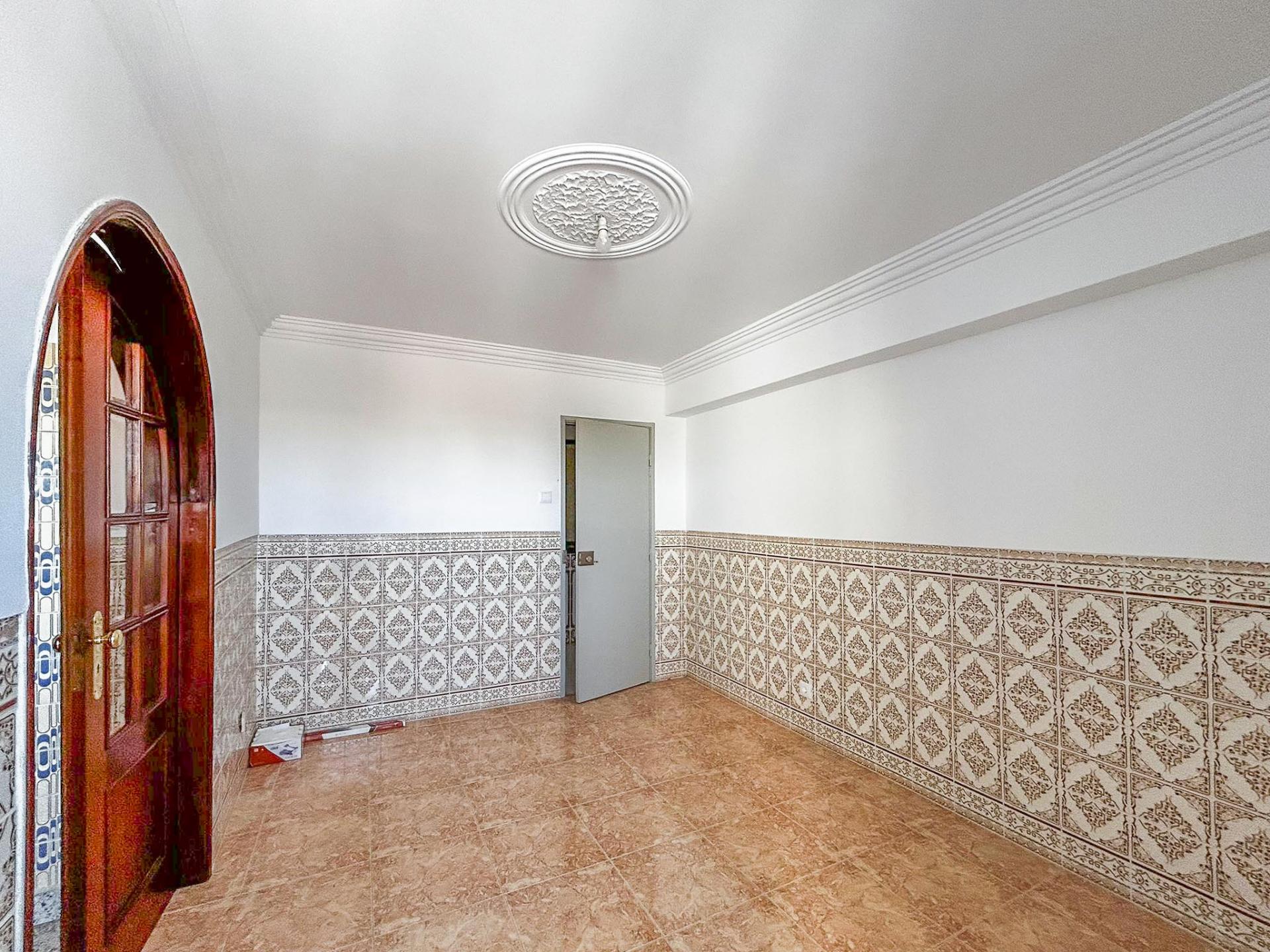 Apartamento T3 com vista desafogada em Monte Abraão, Sintra
