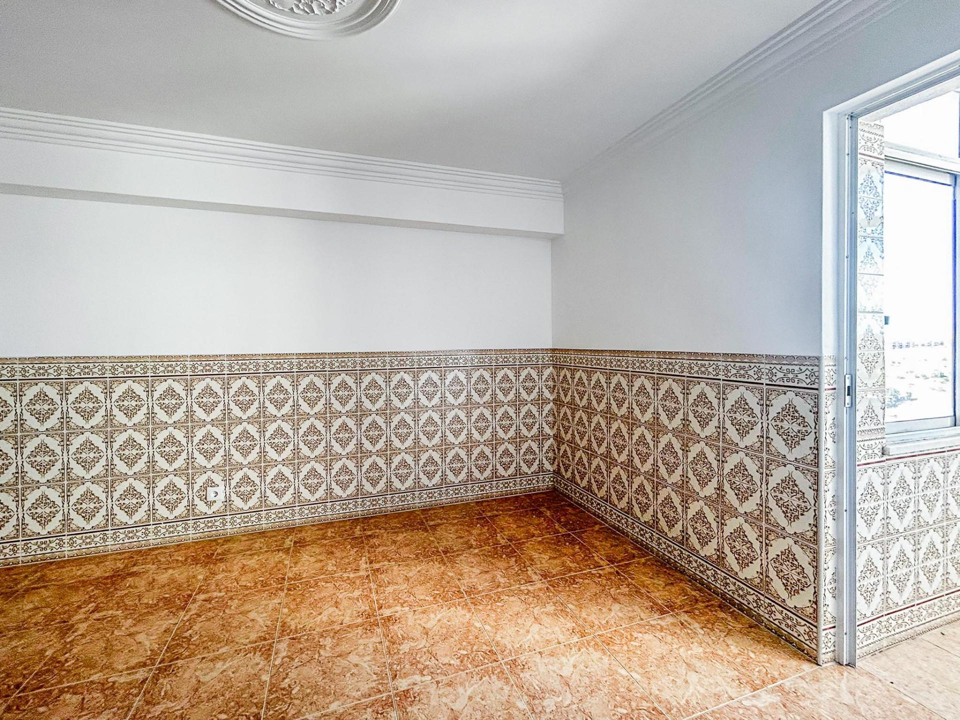 Apartamento T3 com vista desafogada em Monte Abraão, Sintra