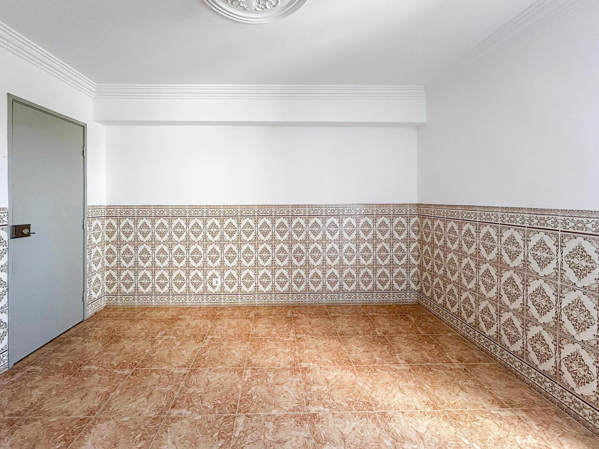 Apartamento T3 com vista desafogada em Monte Abraão, Sintra