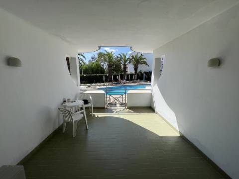 Apartamento T0 com Terraço e Vista Piscina - Oportunidade investimento em Albufeira