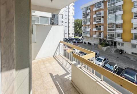 Apartamento T2 Centro de Oeiras - Excelente Oportunidade de Investimento em remodelação total