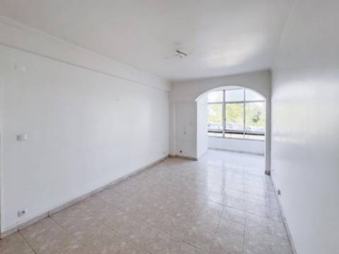Apartamento T2 Centro de Oeiras - Excelente Oportunidade de Investimento em remodelação total