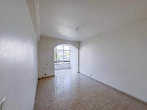 Apartamento T2 Centro de Oeiras - Excelente Oportunidade de Investimento em remodelação total