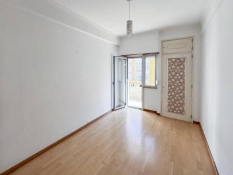 Apartamento T2 Centro de Oeiras - Excelente Oportunidade de Investimento em remodelação total