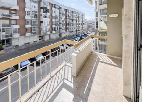 Apartamento T2 Centro de Oeiras - Excelente Oportunidade de Investimento em remodelação total