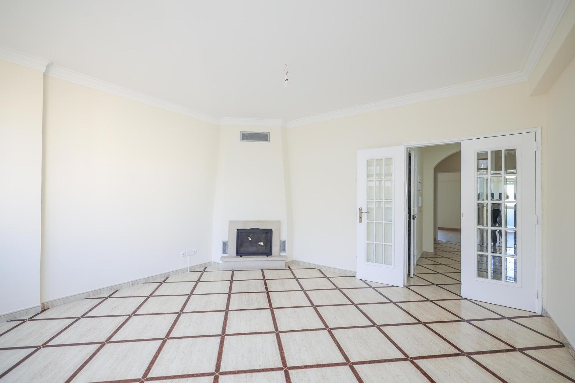 Apartamento T2 para venda remodelado em Paio Pires